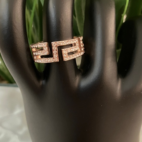 Elegant Greek Keys Gold and diamond accents Women's Ring sz M/L fits 8-9 - Picture 3 of 5